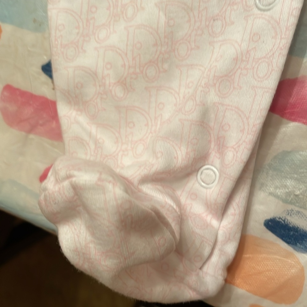 NWT baby Dior, one piece with lace ruffles and pink snaps. Pink Dior print - Picture 4 of 9